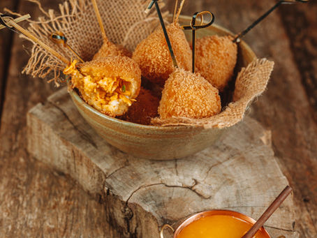 Coxinha cremosa de frango com requeijão ao chutney de manga e massa de arroz