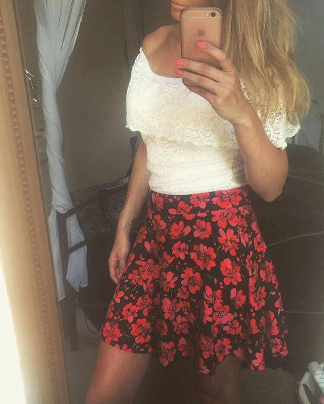 Today's ootd 🌺🌹🌞 #potd📸 #ootd #floral #summertime #skirt #offshouldertop