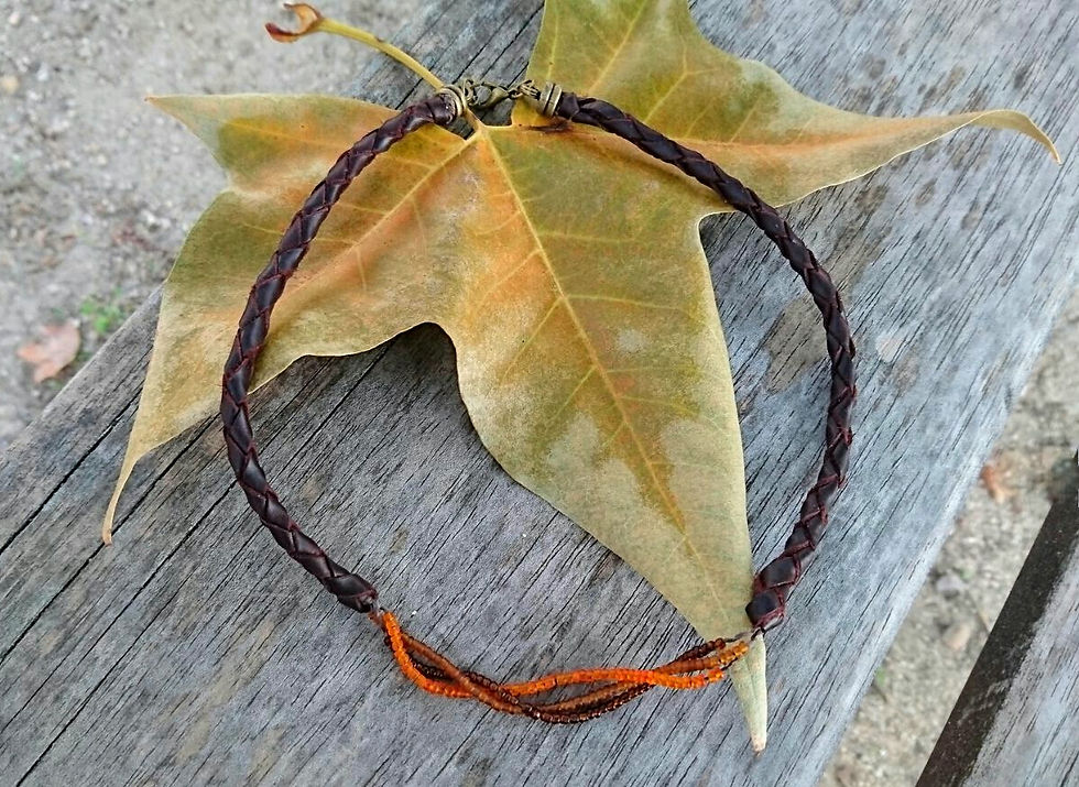 Miniatura: Collar de cuero trenzado y abalorios