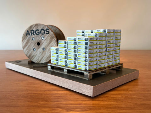Carrete de cable y pallete (tarima) con cajas de cable ARGOS miniatura