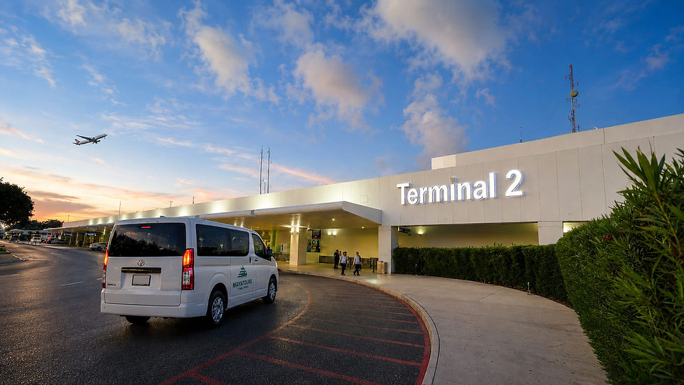 Van de MAYATOURS en la Terminal 2 del Aeropuerto Internacional de Cancún brindando servicio de transporte privado