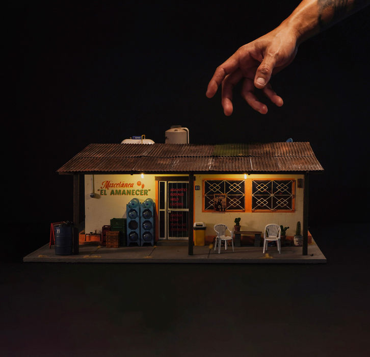 Diseño de diorama de una Fachada de una tiendita de la esquina en pueblo mexicano con los típicos rótulos a mano, garrafones y cajas de refresco