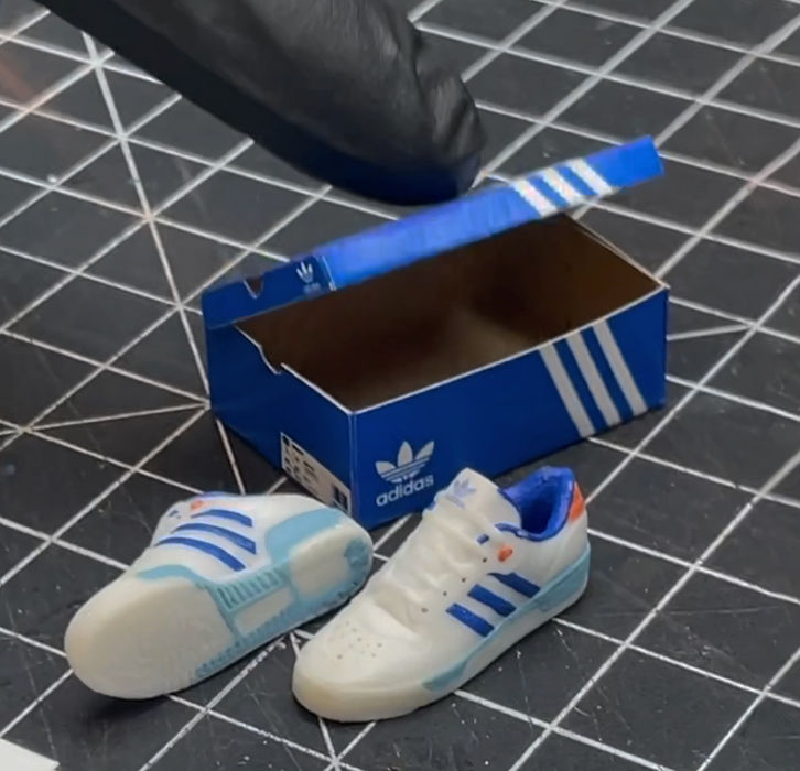 colaboracion con ADIDAS para recrear tennis miniatura Rivalry