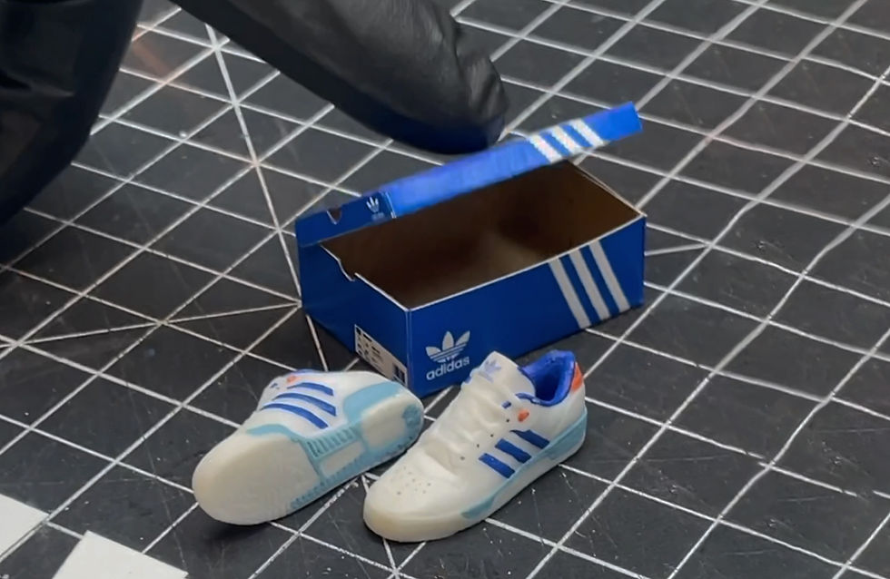 colaboracion con ADIDAS para recrear tennis miniatura Rivalry