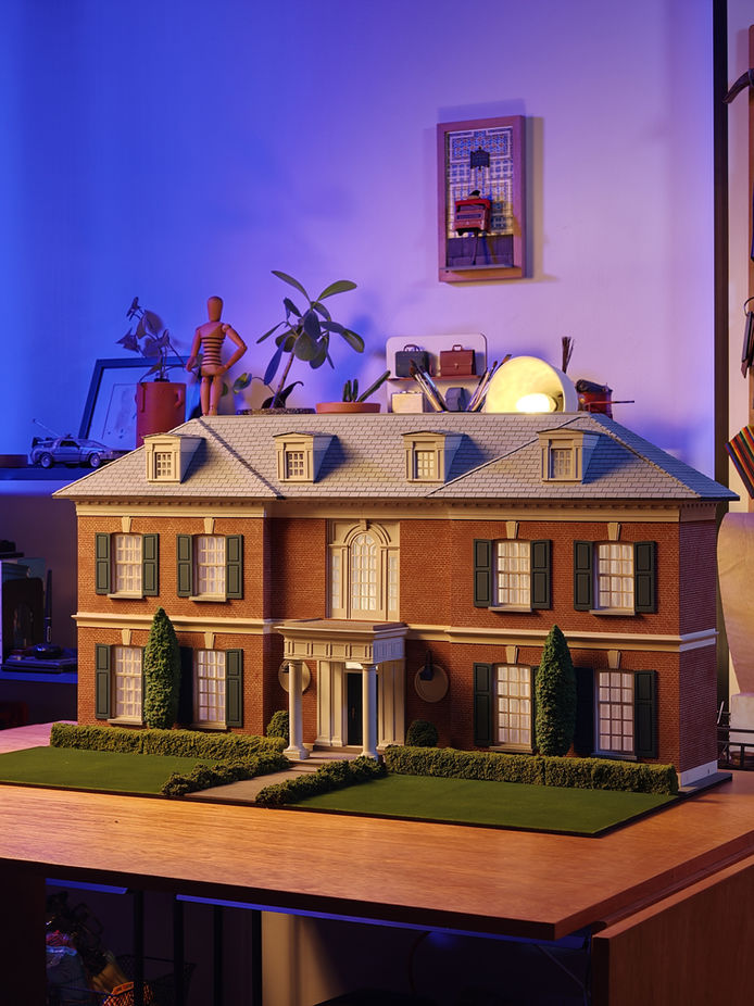 Recreación de mansión miniatura de la serie "The Testaments" en colaboración con Disney Plus. Esta casa de muñecas escala 1 a 20 incluye movimiento robótico y luces en el interior.