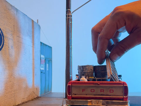 Diorama miniatura de un muro con el logo de Ford pintado tipo rótulo a mano en muro con camioneta Ford F-150 Custom, escala 1:24