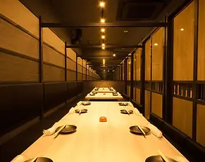 A private-room izakaya in Susukino where creative, Instagram-ready dishes meet full-course drink plans in a stylish setting.