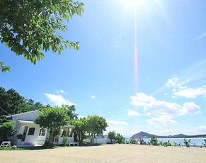 A cozy seaside café in Imazu that serves homemade lunches and desserts in a warm, homey setting, overlooking the peaceful waters of Itoshima Bay.
