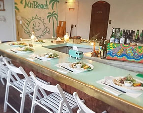 A relaxed Itoshima café and dining bar near Maebaru Station, offering hearty dishes, drinks, and local flavors in a beach-inspired setting.