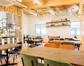 A modern izakaya in Abeno that specializes in Okinawan cuisine, cocktails, and a lively bar atmosphere.