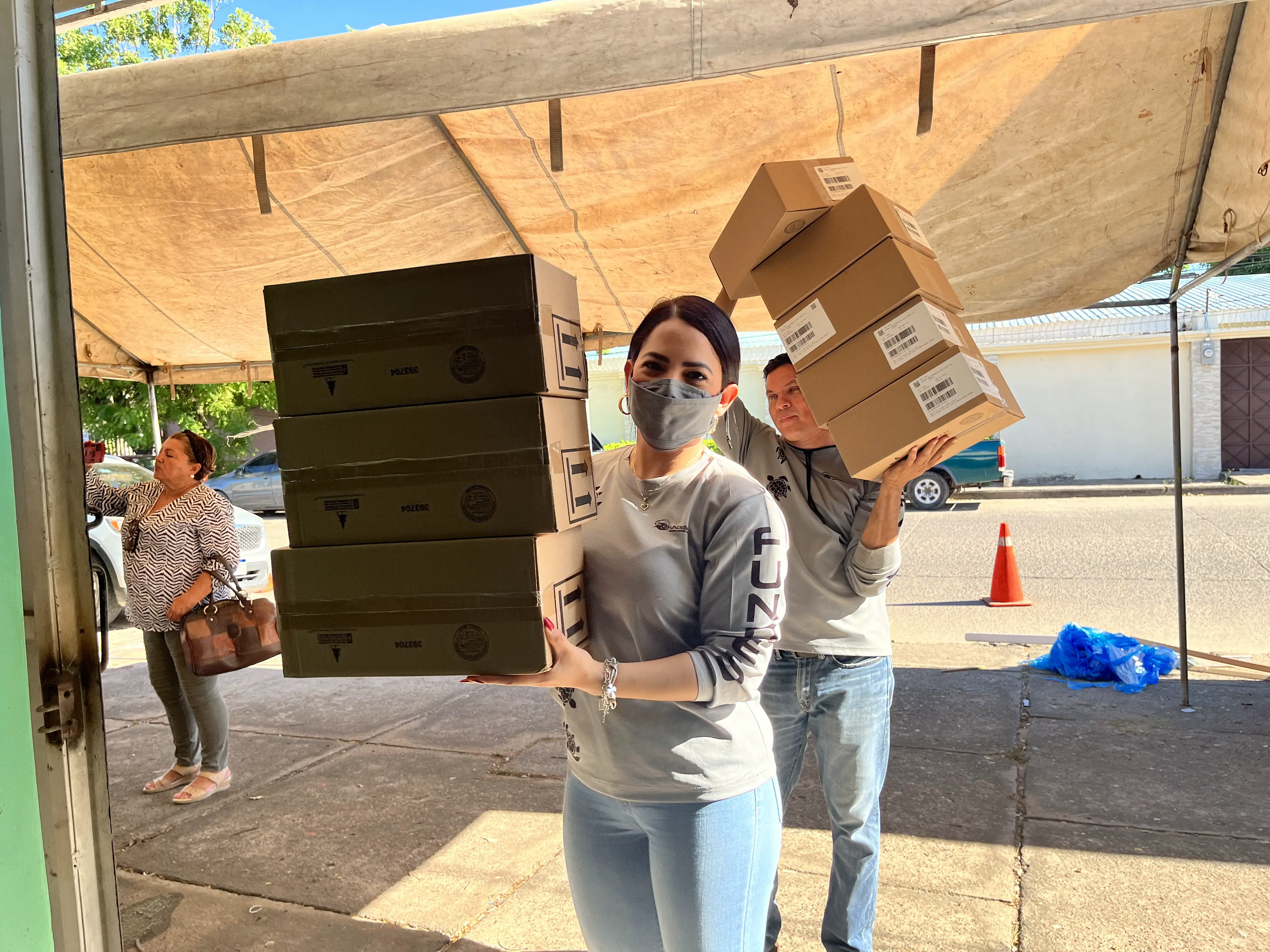 persona con caja
