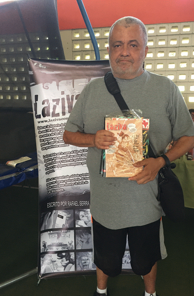 Fans que compraron comix de Laziva en la Feria de Coleccionistas DCC.