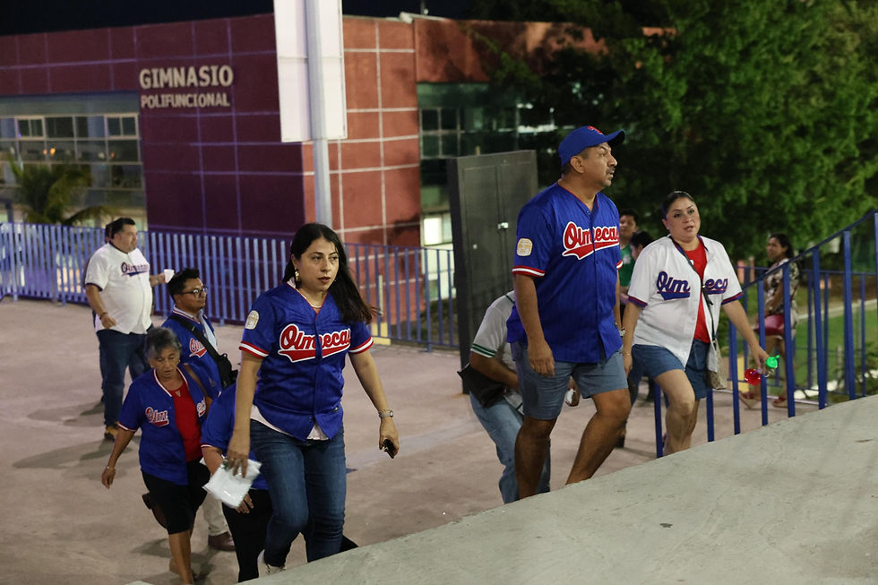 Aficionados familia Olmecas Tabasco entrando Centenario 27 de Febrero Gimnasio Polifuncional Serie del Rey