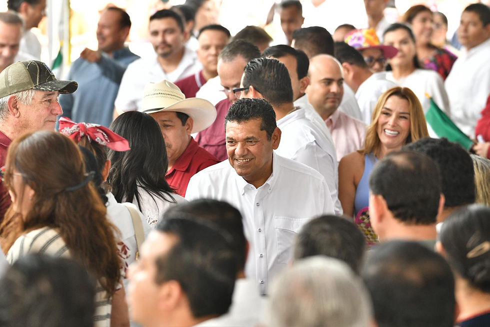 El Gobernador Javier May convivió con las y los tabasqueños presentes en Plaza de Armas, quienes refrendaron su respaldo a la Presidenta Claudia Sheinbaum. Foto: Cortesía /Gobierno del Estado del Tabasco