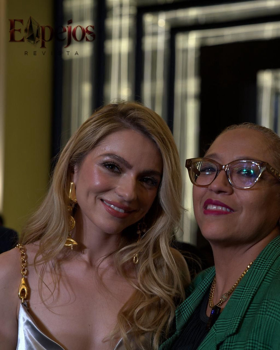 Sofía Castro y Gigi Palacios durante la presentación de la telenovela Tierra de Amor y Coraje en la Ciudad de México