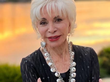 Isabel Allende recibe el Premio ICON como Ícono de Cultura en el Raizado Festival 2025.