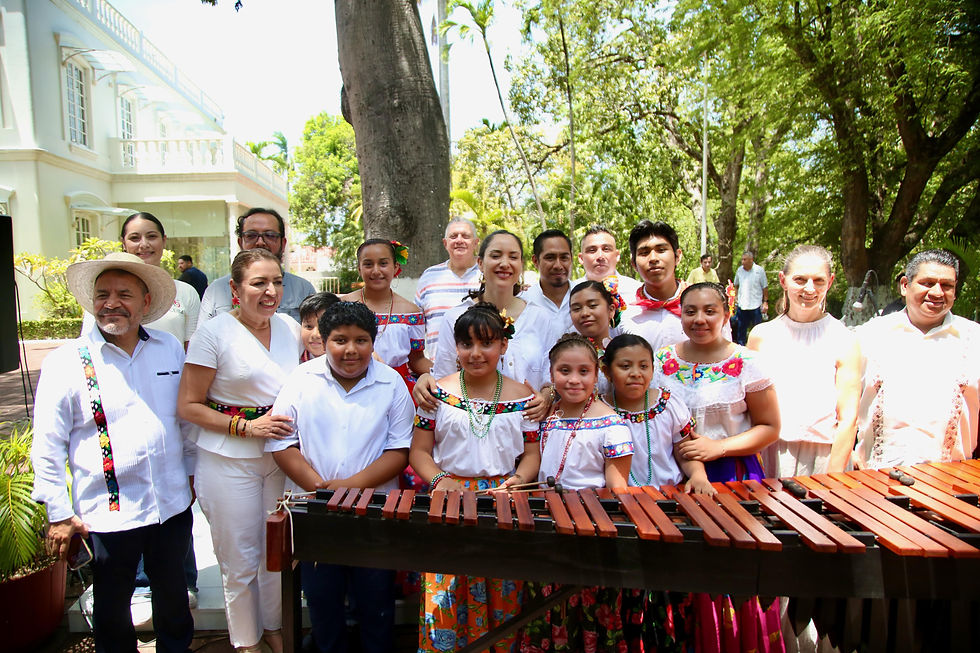 Secretaria Claudia Curiel y Aída Castillo con niños del Semillero Creativo de marimba en Villahermosa