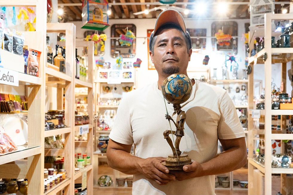 Detalle de artesanía guanajuatense en madera con motivos de fútbol para trofeo de La Copa de la Gente 2026