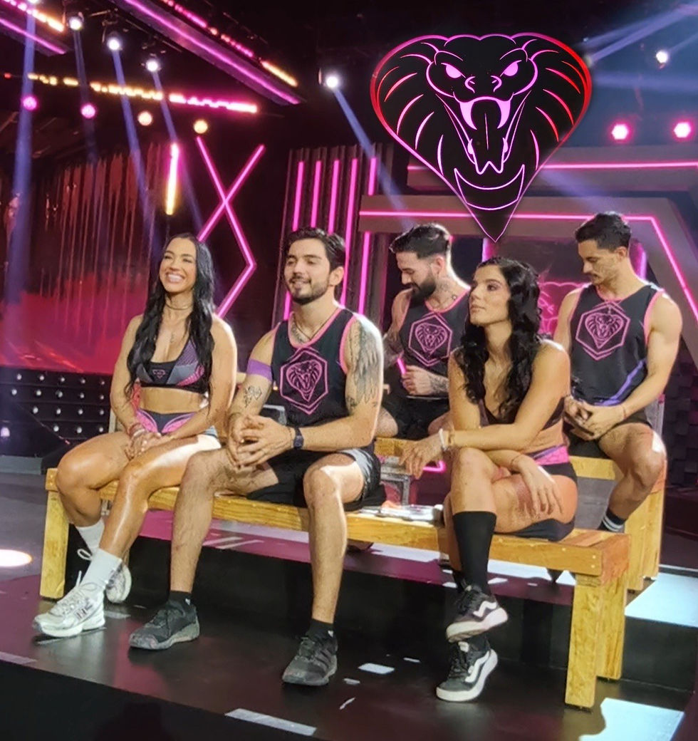 Equipo Veneno color rosa en set de Televisa Univision