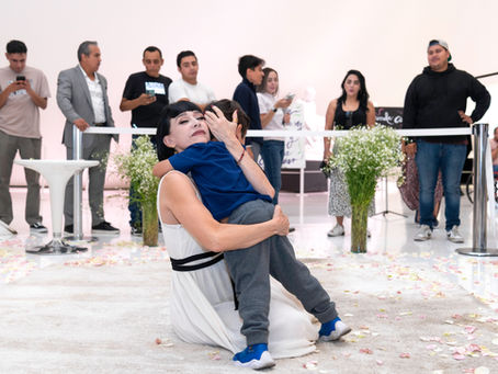 VUELVE CON SUS ABRAZOS AL ENCUENTRO CON EL OTRO.