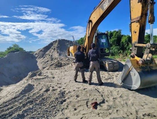 Montículos de arena extraída ilegalmente del río Usumacinta bajo resguardo federal en Emiliano Zapata