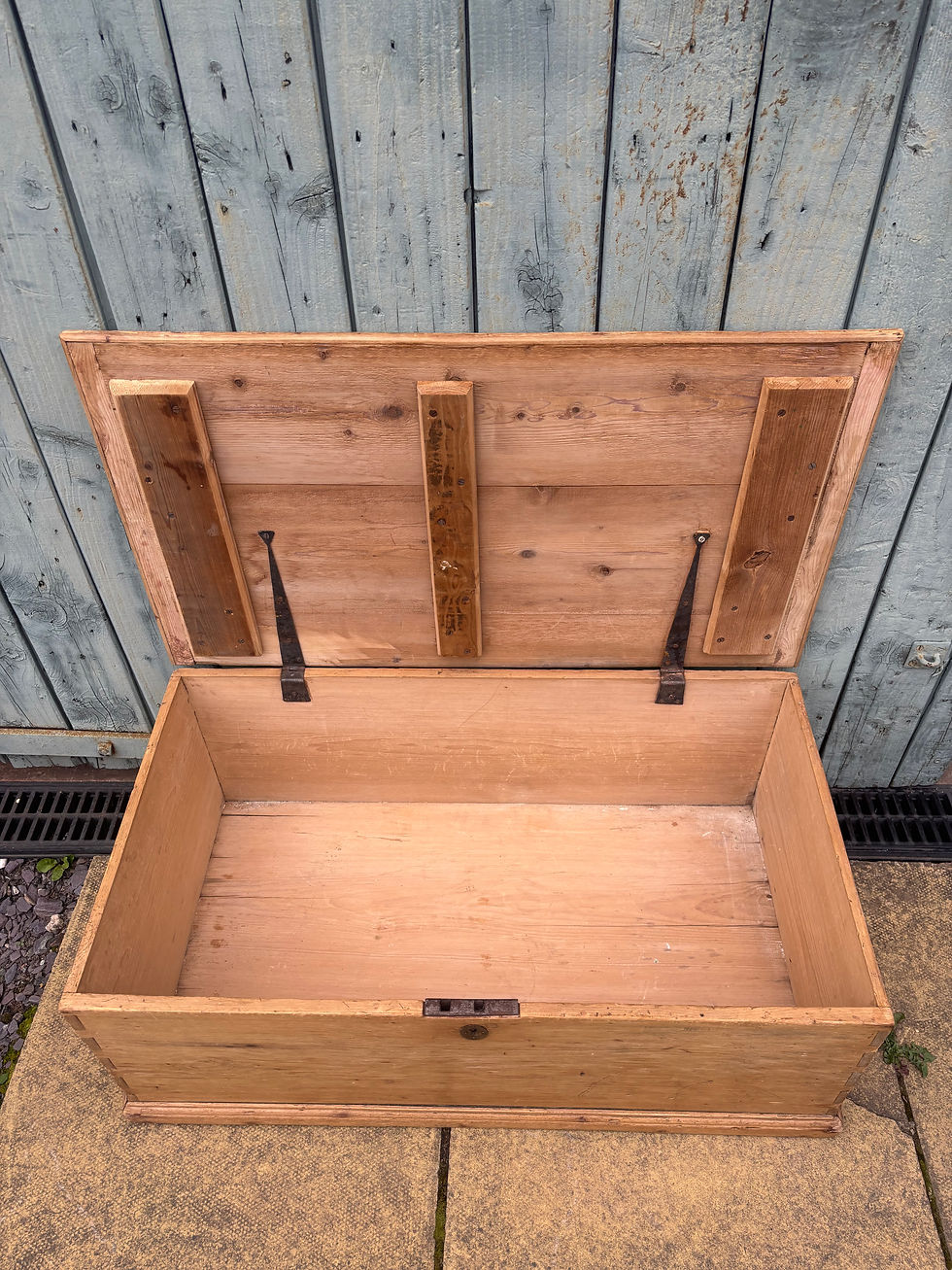 Thumbnail: Low Pine Trunk / Blanket Box
