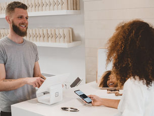 femme en magasin