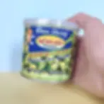 Boîte Khao Shong Cacahuètes Wasabi 140g tenue en main