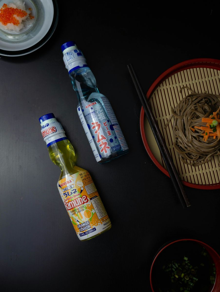 Bouteille de Ramune japonaise avec bille de verre, boisson gazeuse iconique de l’été au Japon