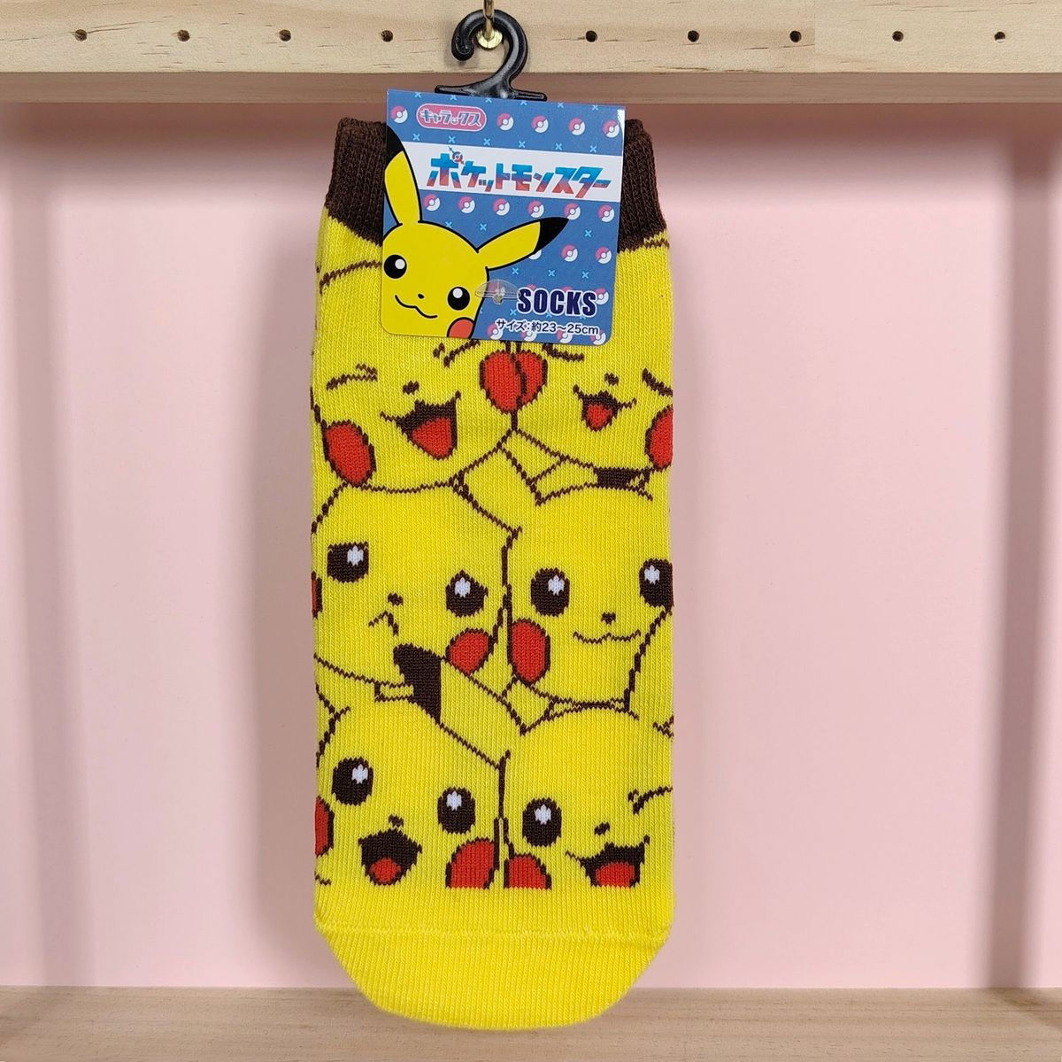Chaussettes Pokémon Pikachu jaunes avec motifs multiples du Pokémon
