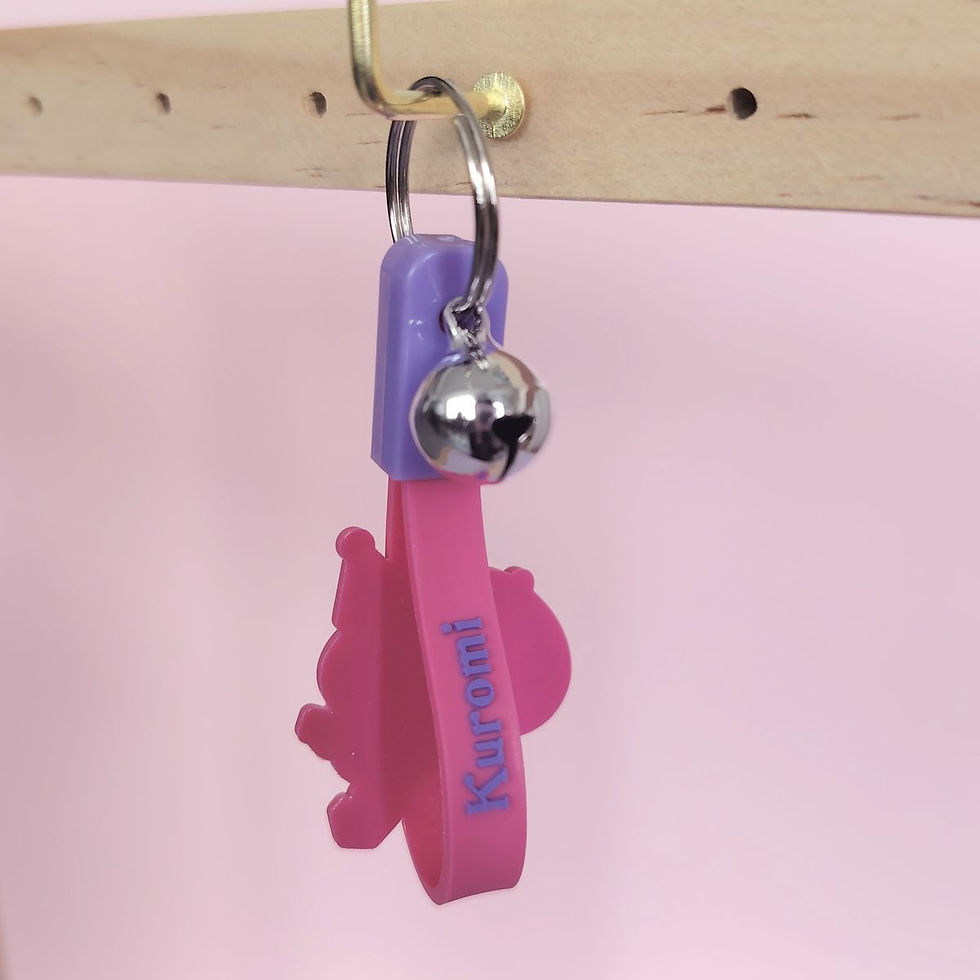 Porte-clé Kuromi Sanrio violet avec sangle souple et grelot métallique face dos