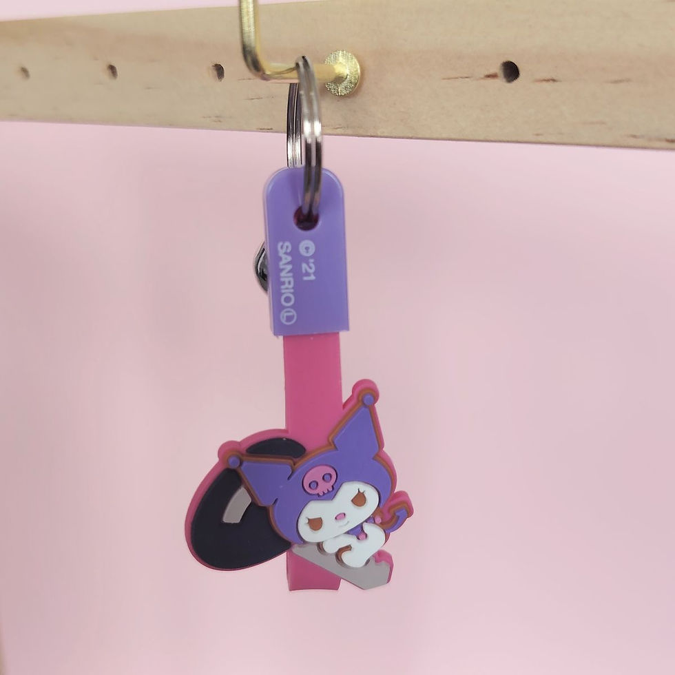 Porte-clé Kuromi Sanrio violet avec sangle souple et grelot métallique face devant