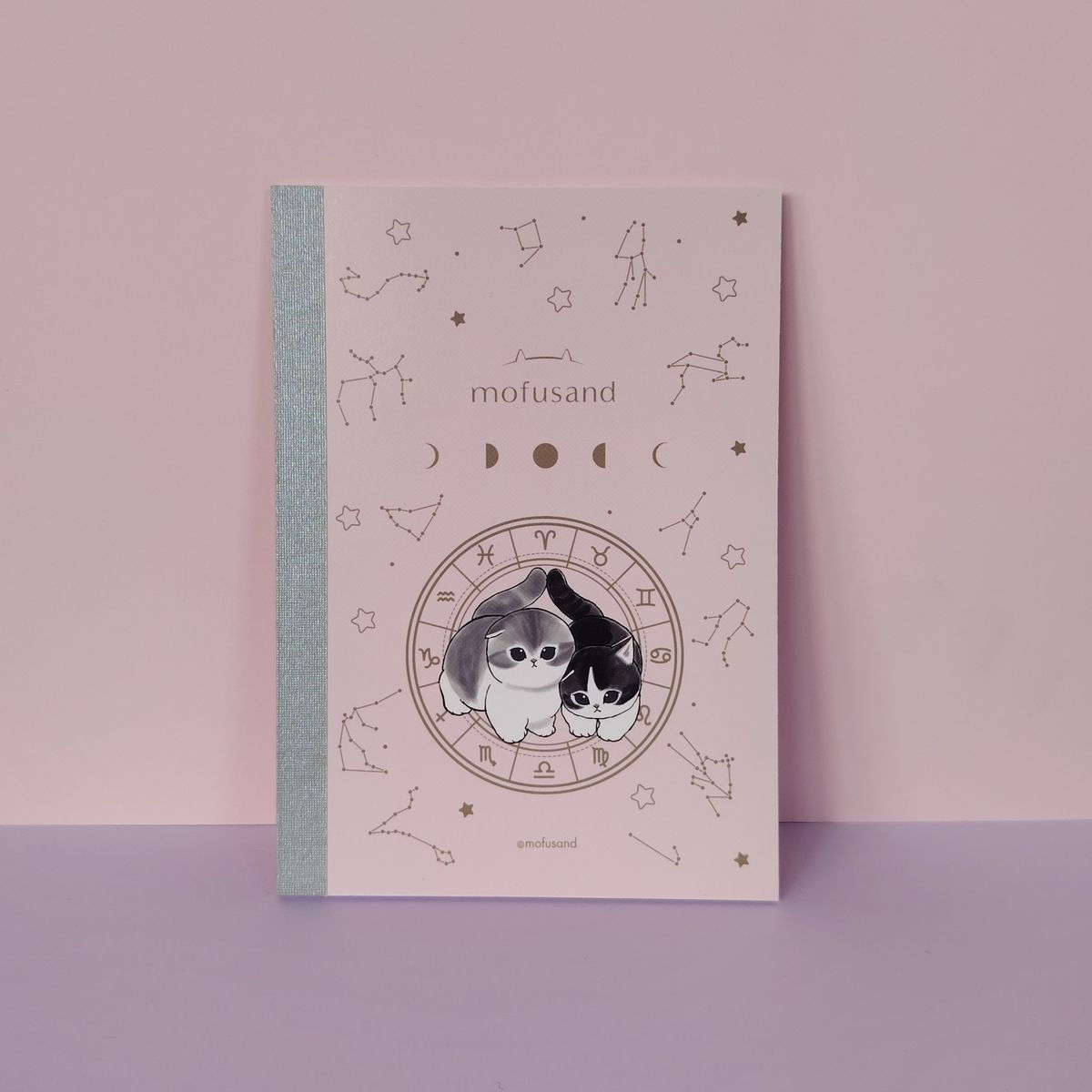 Couverture carnet rose Mofusand chats astrologie et zodiaque face devant