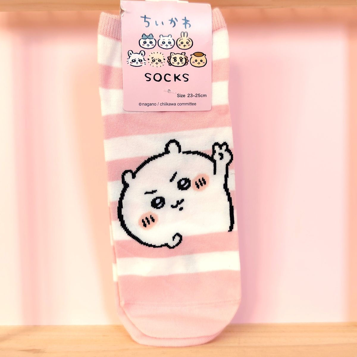 Chaussettes à rayures roses et blanches avec personnage Chiikawa déterminé