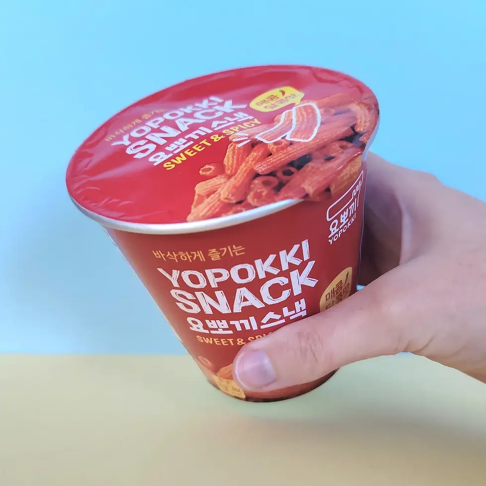 Miniature : Cup de Yopokki Snack Sweet & Spicy tenu en main, snack coréen format nomade