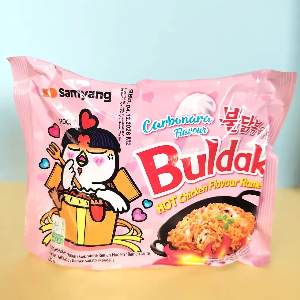 : Sachet Samyang Buldak Carbonara 130g, ramen poulet pimenté saveur carbonara, emballage rose avec mascotte Hochi
