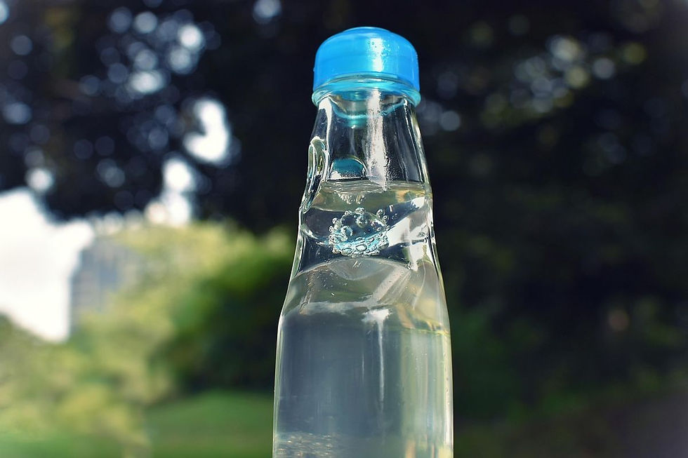 Bouteille de Ramune japonaise avec bille de verre, boisson gazeuse iconique de l’été au Japon