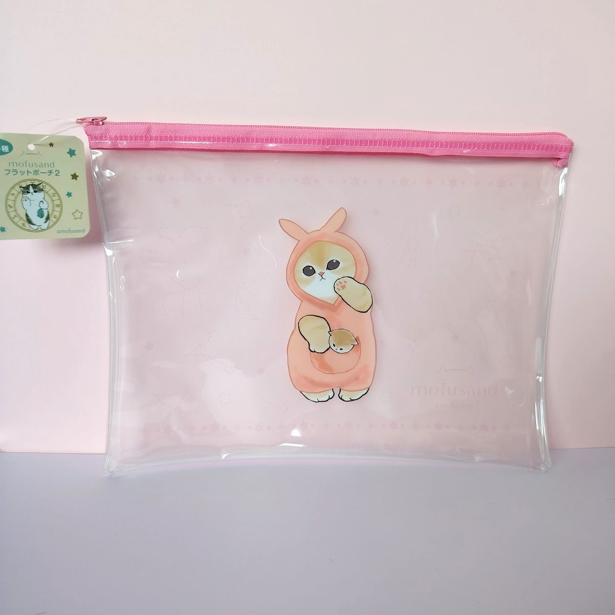 Pochette plate transparente mofusand avec illustration d'un chat déguisé en kangourou et fermeture éclair rose