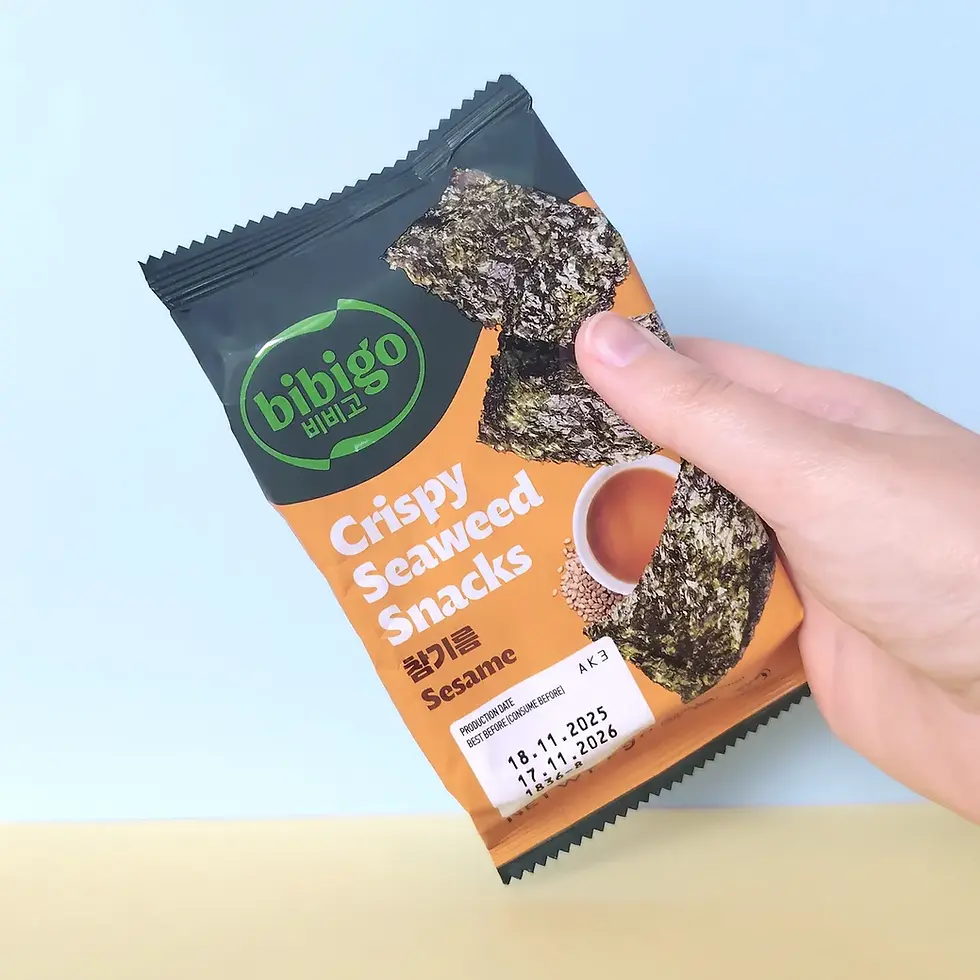 : Sachet Bibigo Crispy Seaweed Snacks Sésame 5g tenu en main