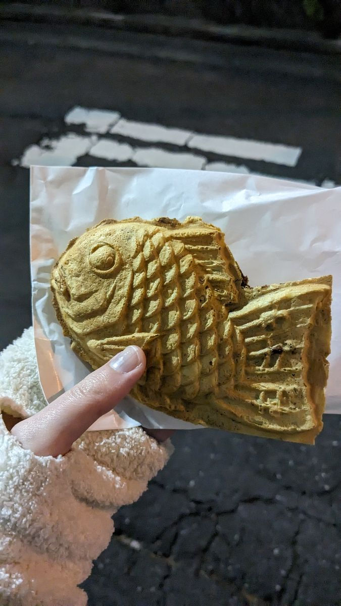 Taiyaki chaud tenu dans une main