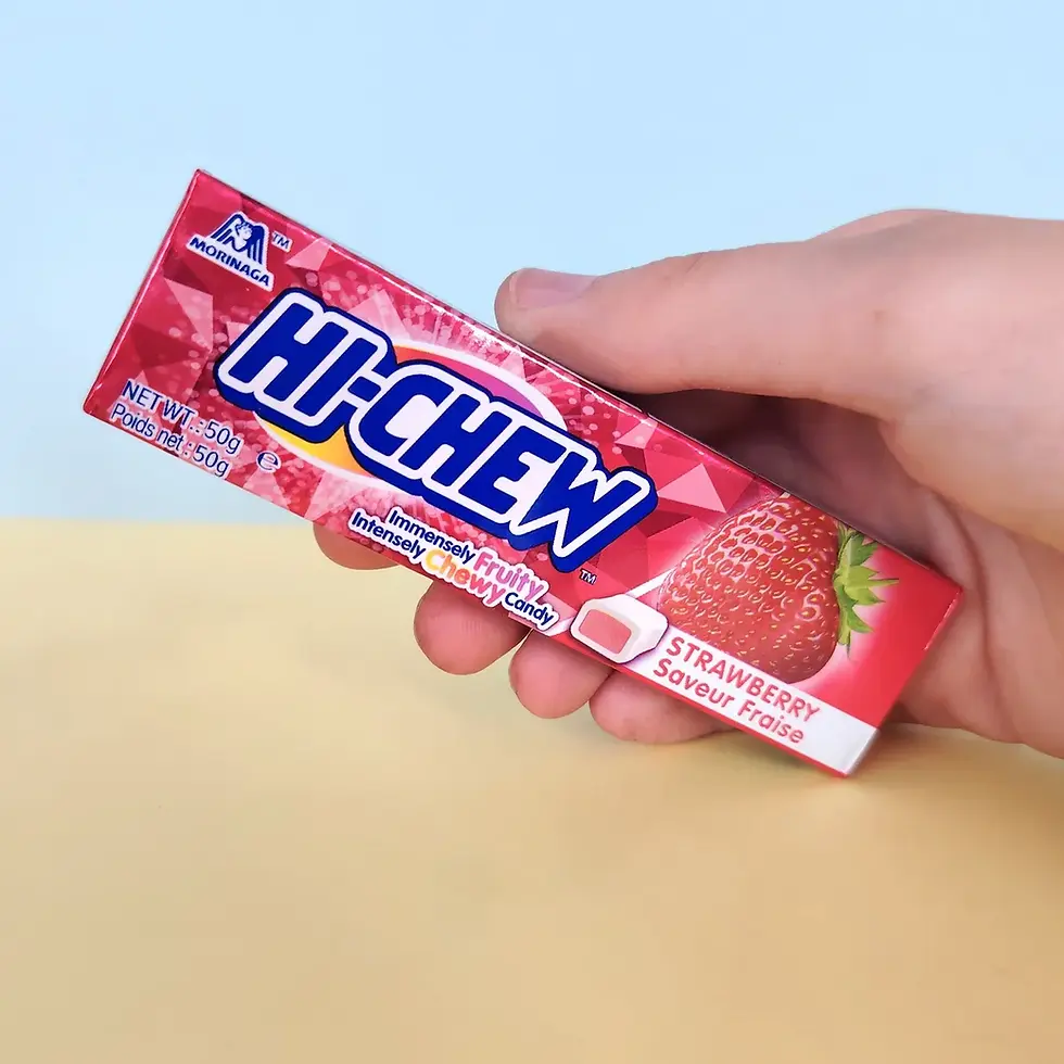 Boîte Hi-Chew fraise tenue en main, bonbon à mâcher japonais Morinaga