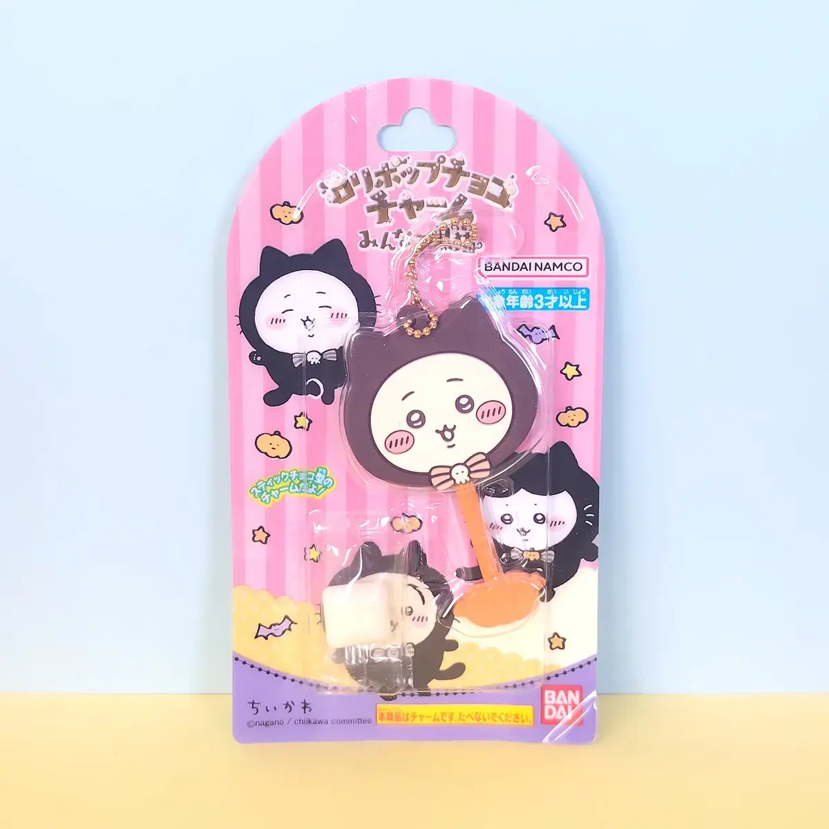 Charm lollipop Chiikawa en costume chat noir, Bandai Namco Japon