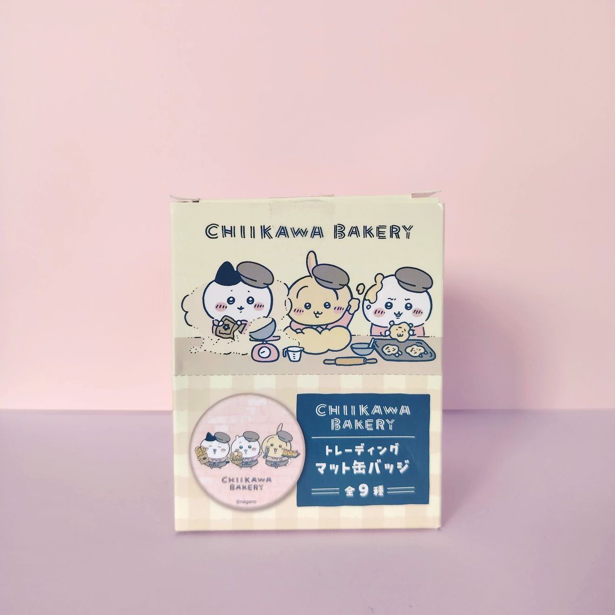 Boîte de présentation des badges Chiikawa Bakery avec illustrations boulangerie