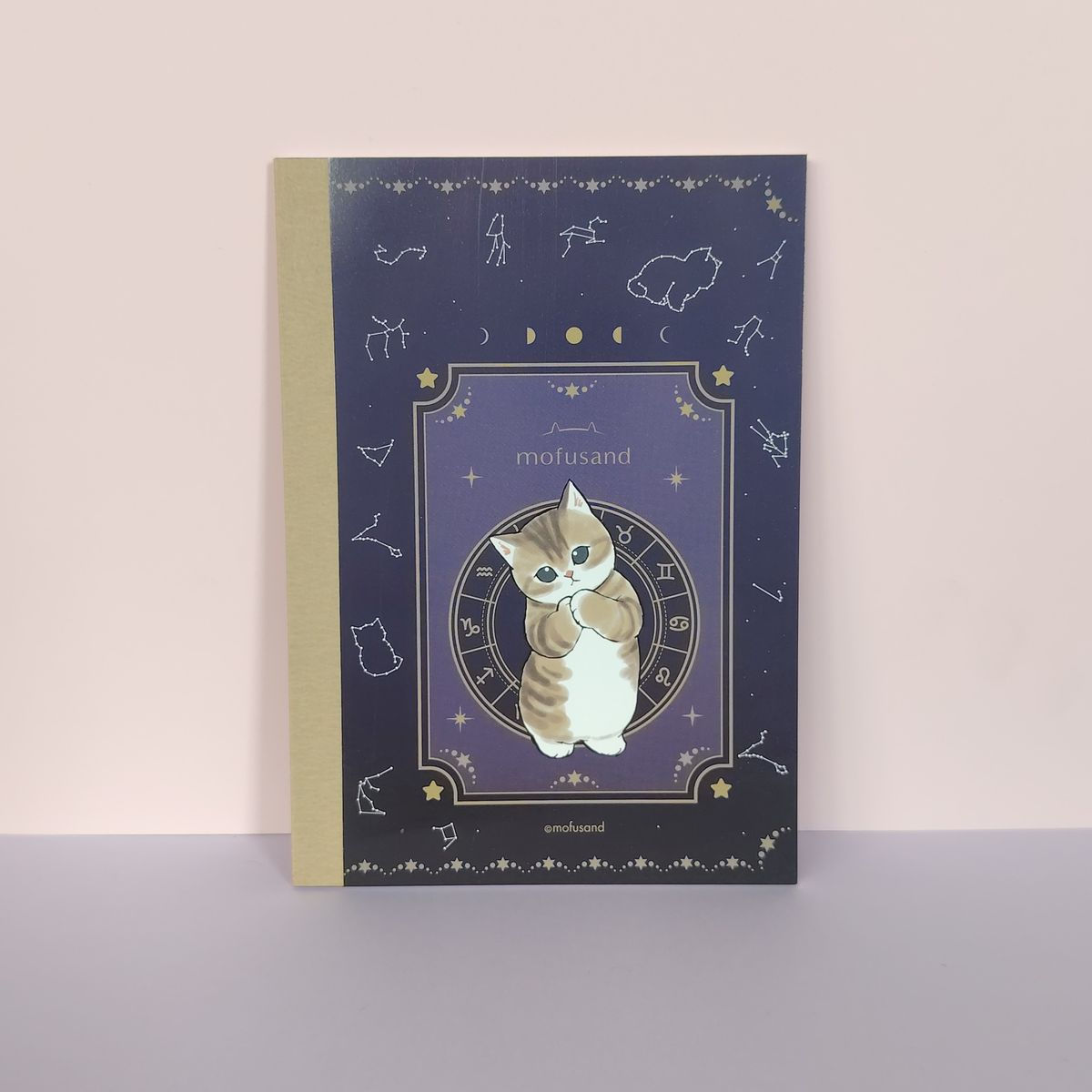Carnet bleu nuit Mofusand constellations et étoiles face devant