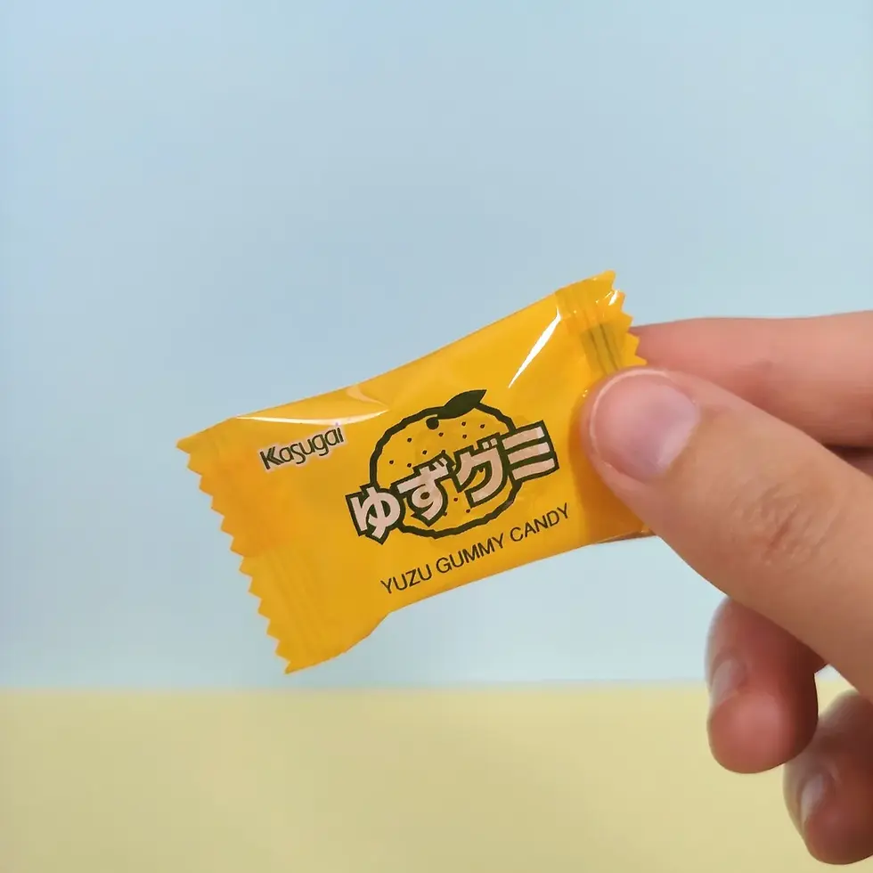 Bonbon Kasugai Frutia Yuzu Gummy dans son emballage individuel jaune
