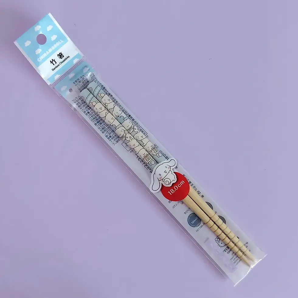 Baguettes Cinnamoroll Sanrio 18cm, motif répétitif kawaii fond bleu ciel