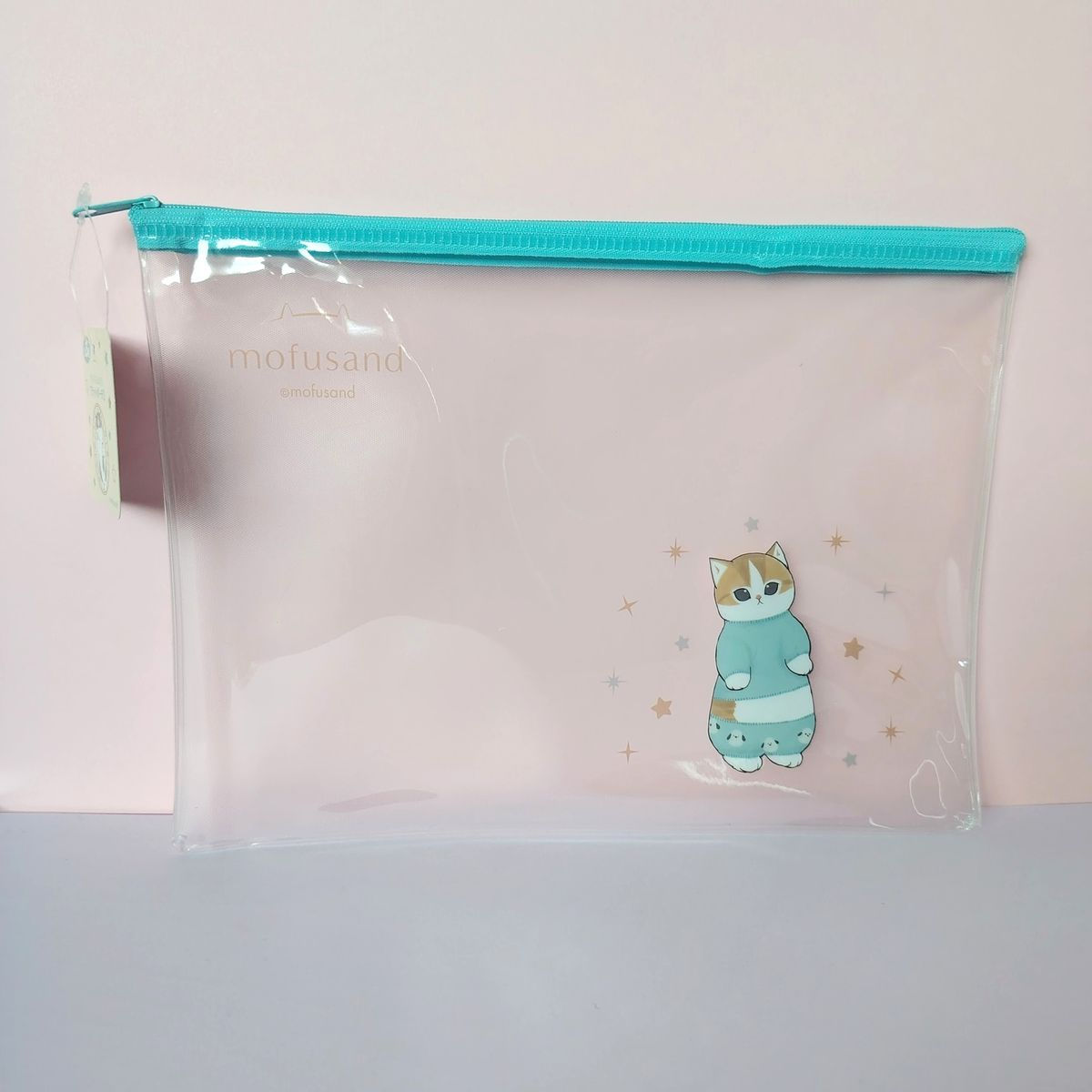 pochette plate transparente kawaii Mofusand avec chaton en pyjama bleu ciel et fermeture turquoise