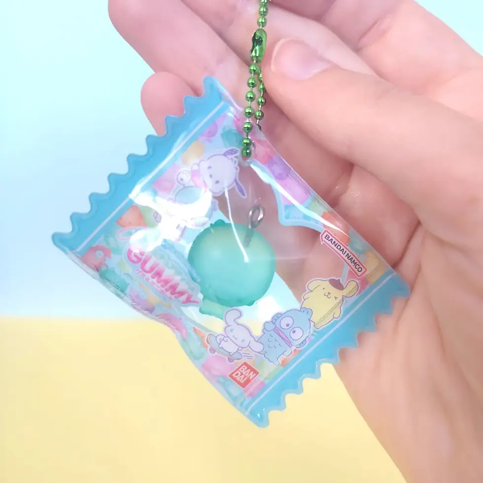 Miniature : Mini-pochette charm Bandai Sanrio tenue en main, ball-chain verte, édition Japon