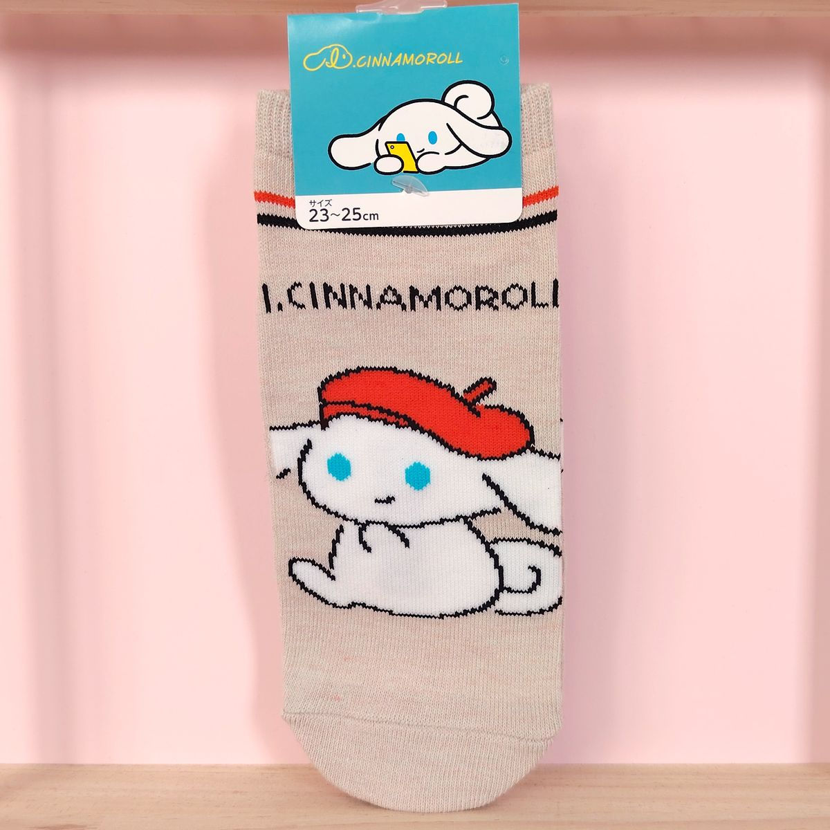 Chaussettes Cinnamoroll beige avec béret rouge et rayures style parisien