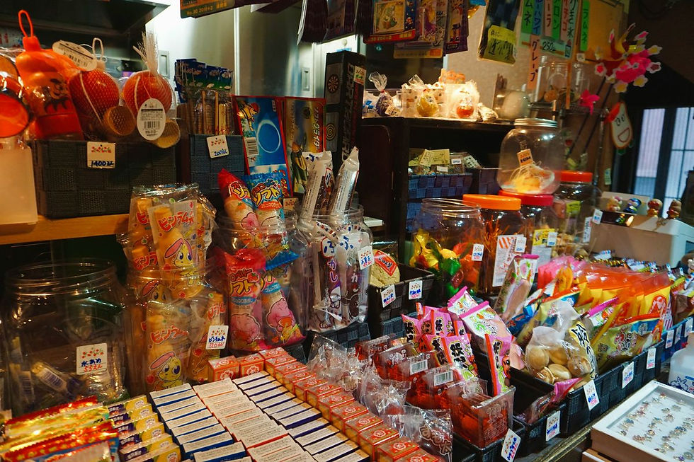 Assortiment de bonbons japonais traditionnels dans un Dagashiya